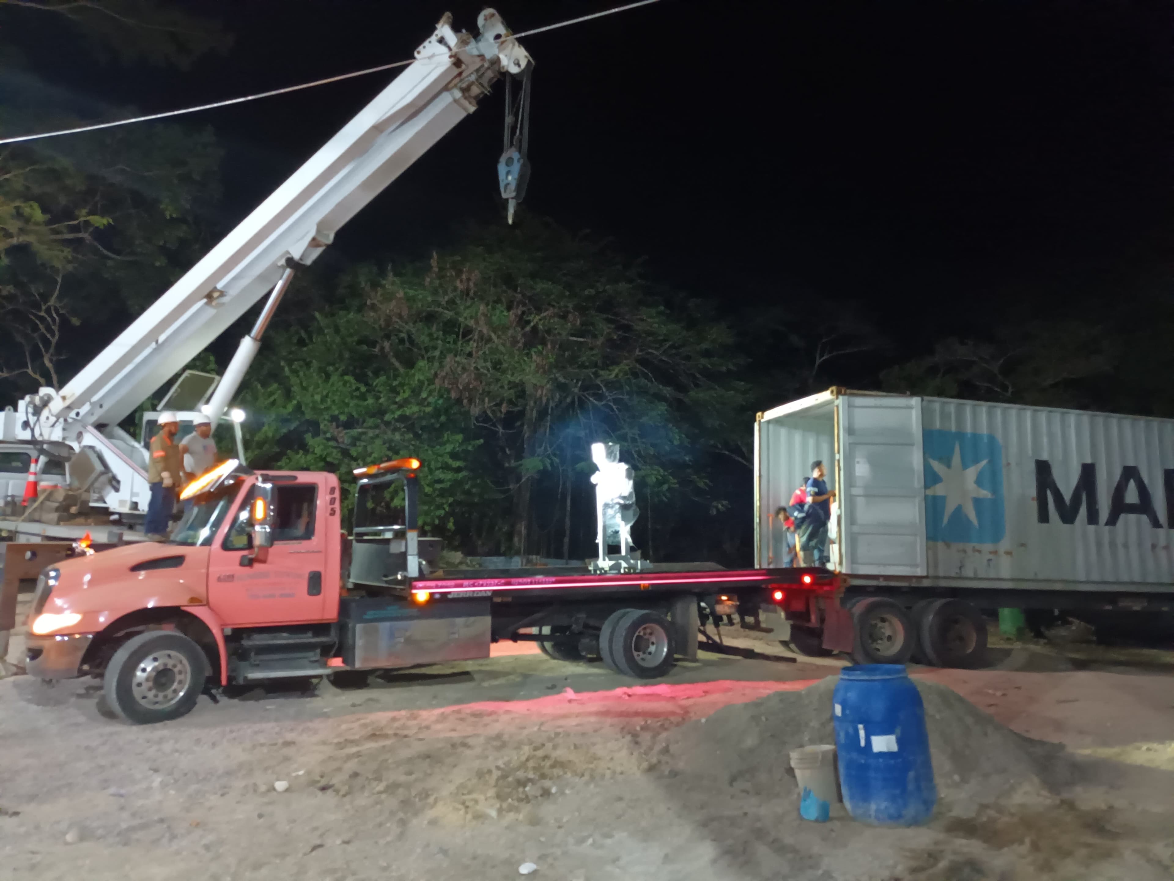 Operación nocturna con camión grúa y contenedor de importación ROMEZA